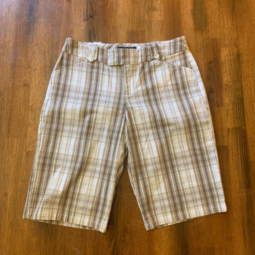 Banana Republic size 2 Flat Front Shorts in Classic Khaki, Brown, Tan, Plaid